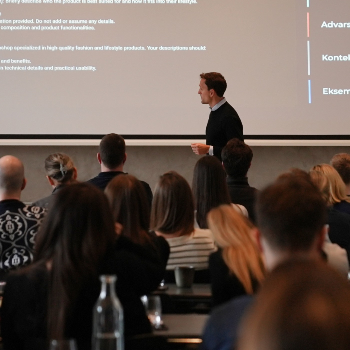 Nicklas Lindby på scenen til AI Marketing Conference 2025