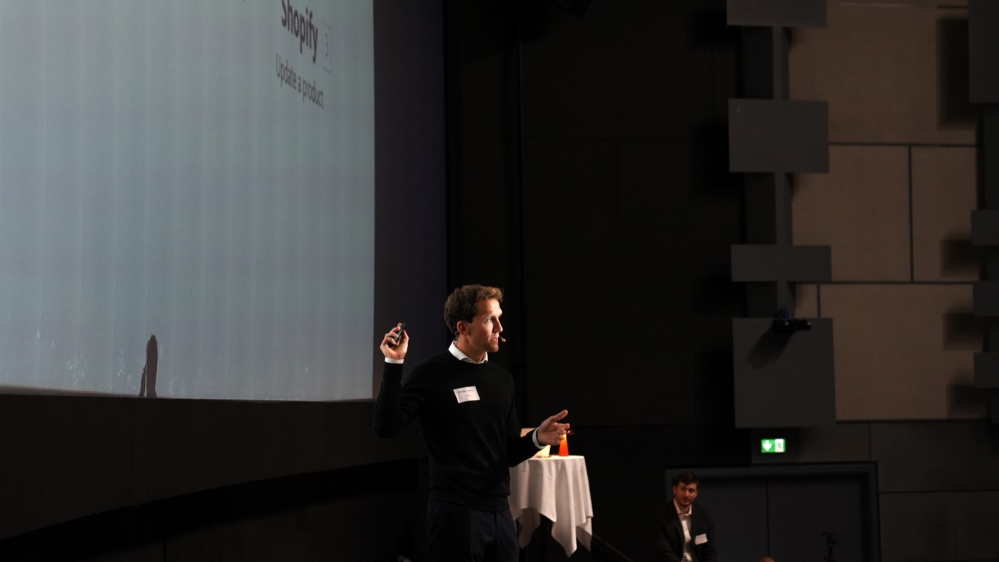 Nicklas Lindby på scenen til MarketingBio 2025 foran 650 deltagere