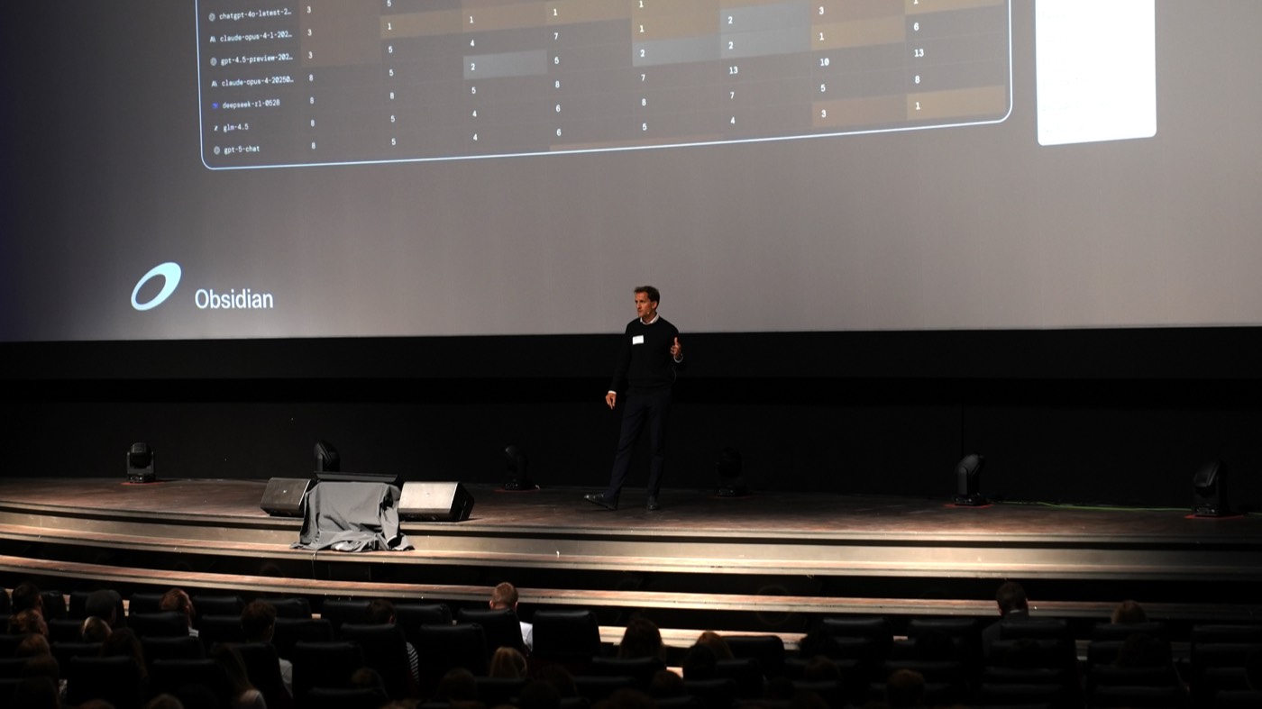 Nicklas Lindby holder AI-foredrag på scenen til MarketingBio 2025 i Imperial, København