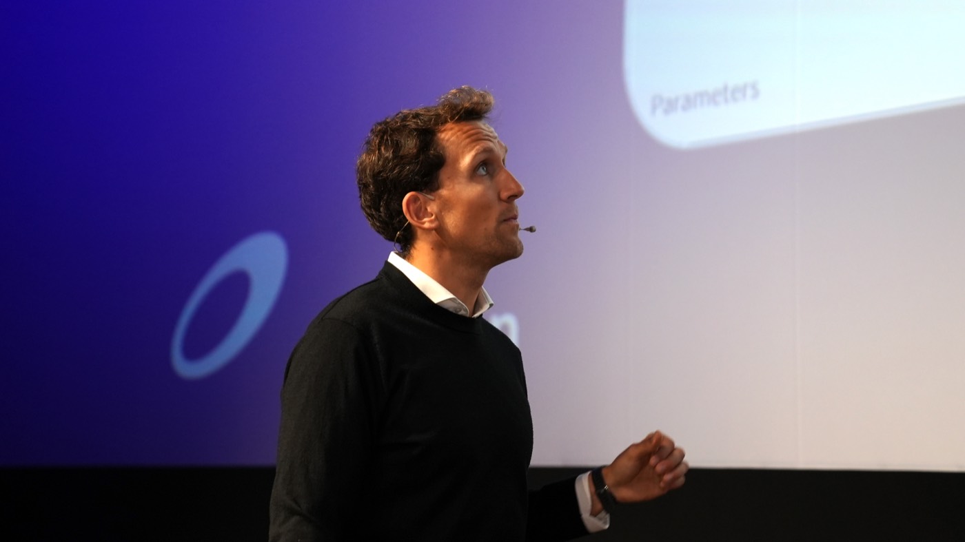 Nicklas Lindby holder AI-foredrag på scenen til MarketingBio 2025